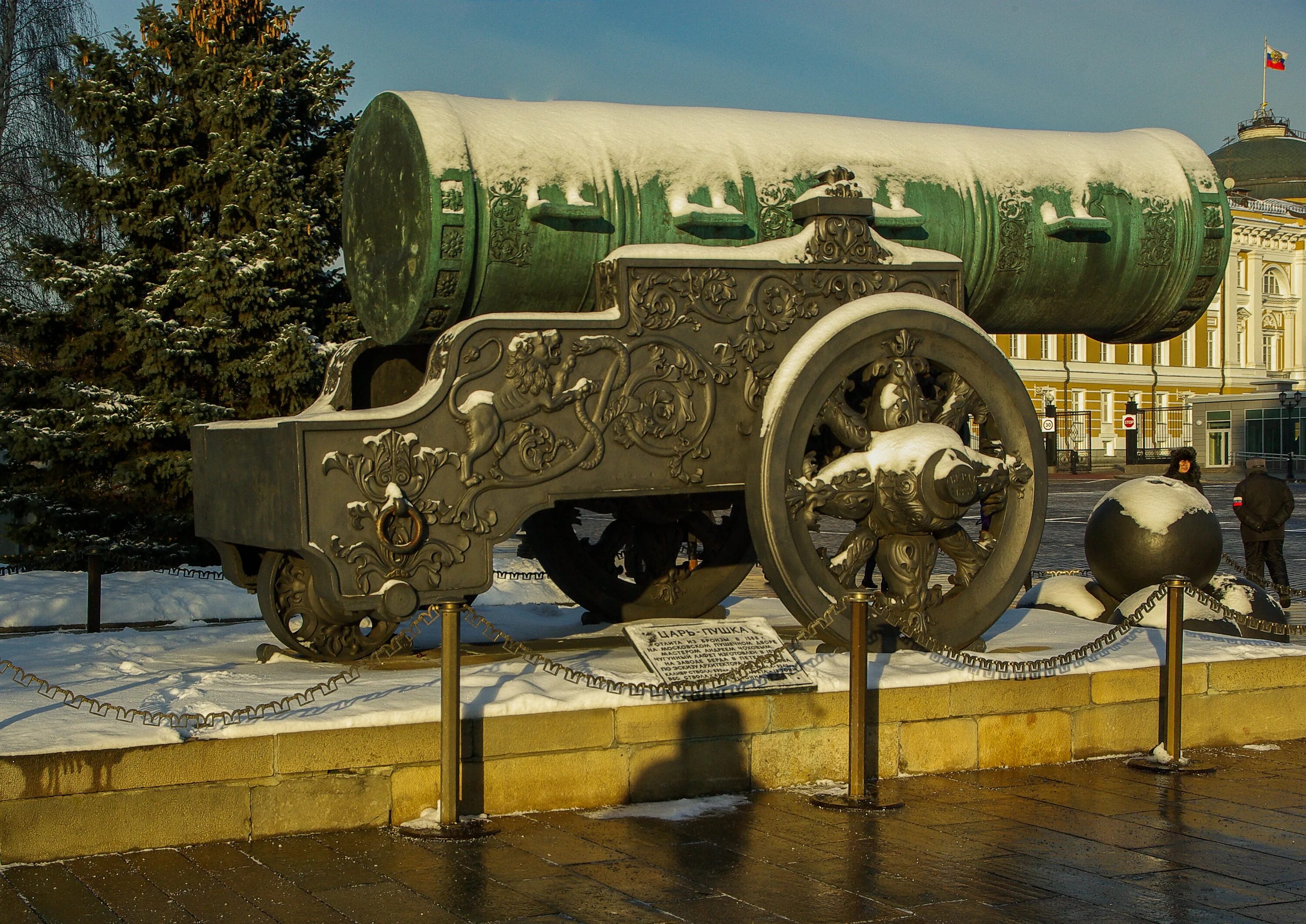 Кремль пушки. Царь пушка в московском кремле 1586. москва кремль царь пушка. памятник царь пушка в москве. царь пушка московского крем.