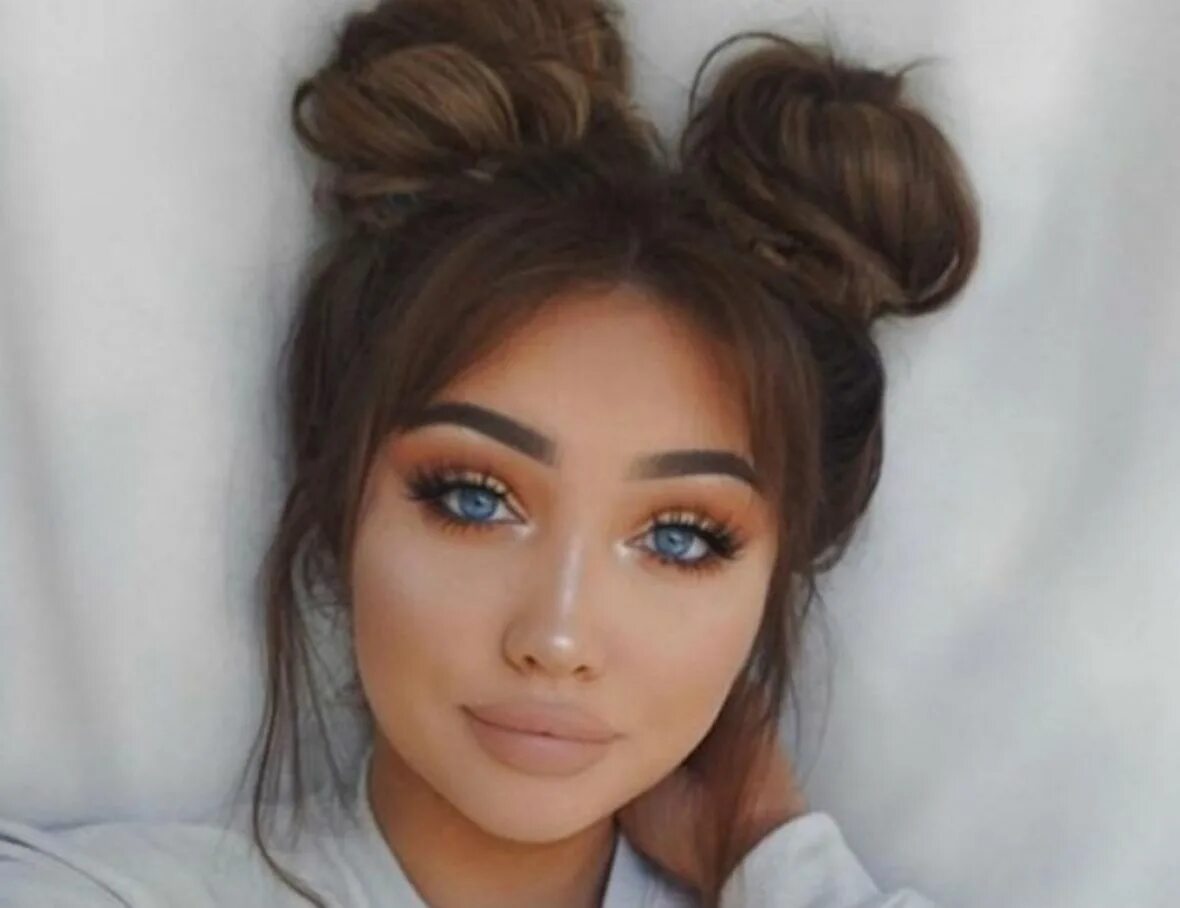 прическа рожки. прическа 2 пучка. 2 шишечки на голове прическа. прическа с двумя гульками. прическа с двумя пучками пошагово.