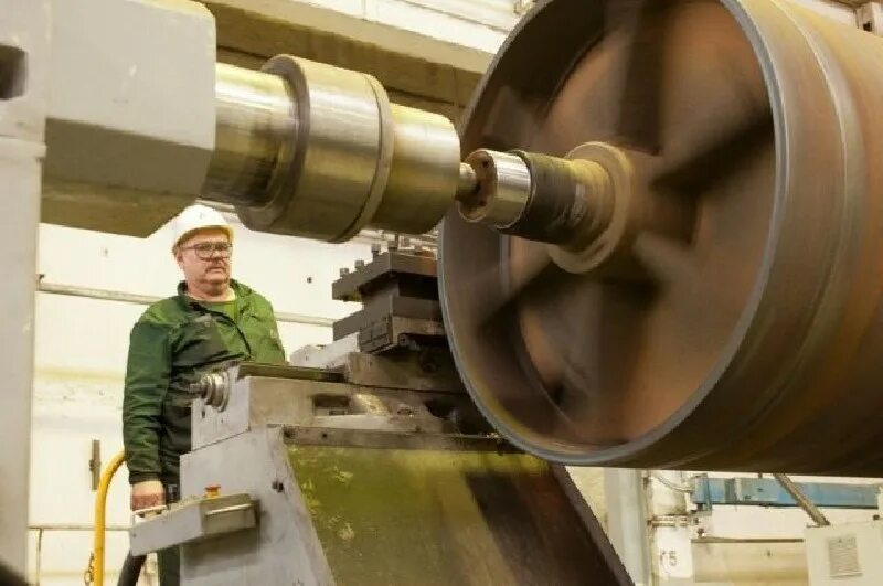 Рабочие профессии. Резцы для обработки металла. Токарь видео. Токарь фрезеровщик. Токарь на заводе.