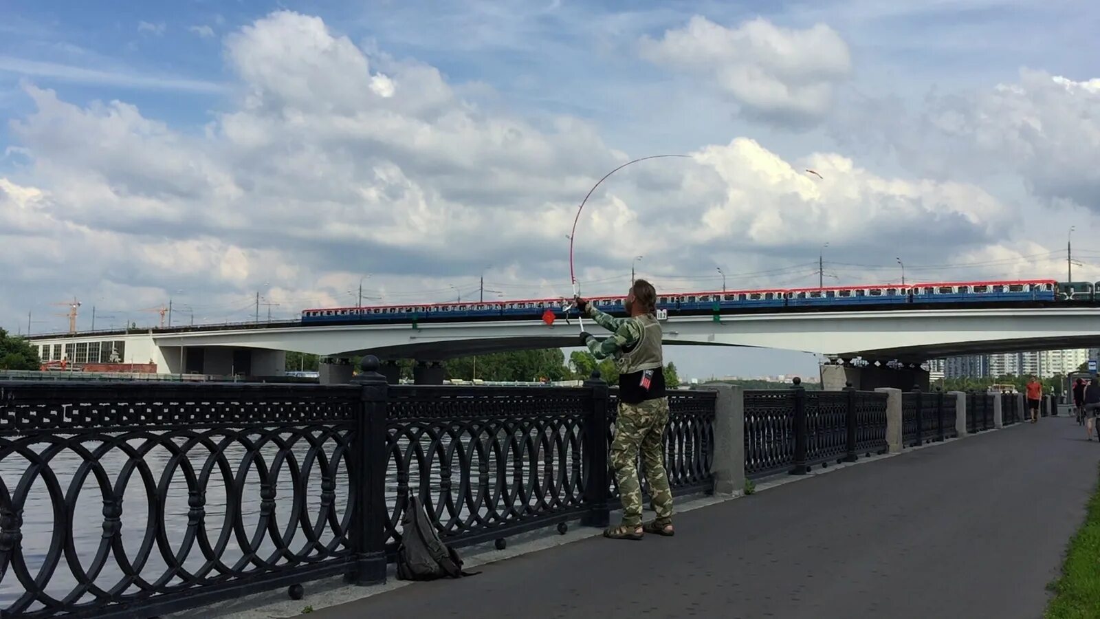 Ловля на москва реке. Москва река рыбалка. Рыбалка на Бережковской набережной. Рыбаки на набережной. Новосибирск набережная рыбаки.