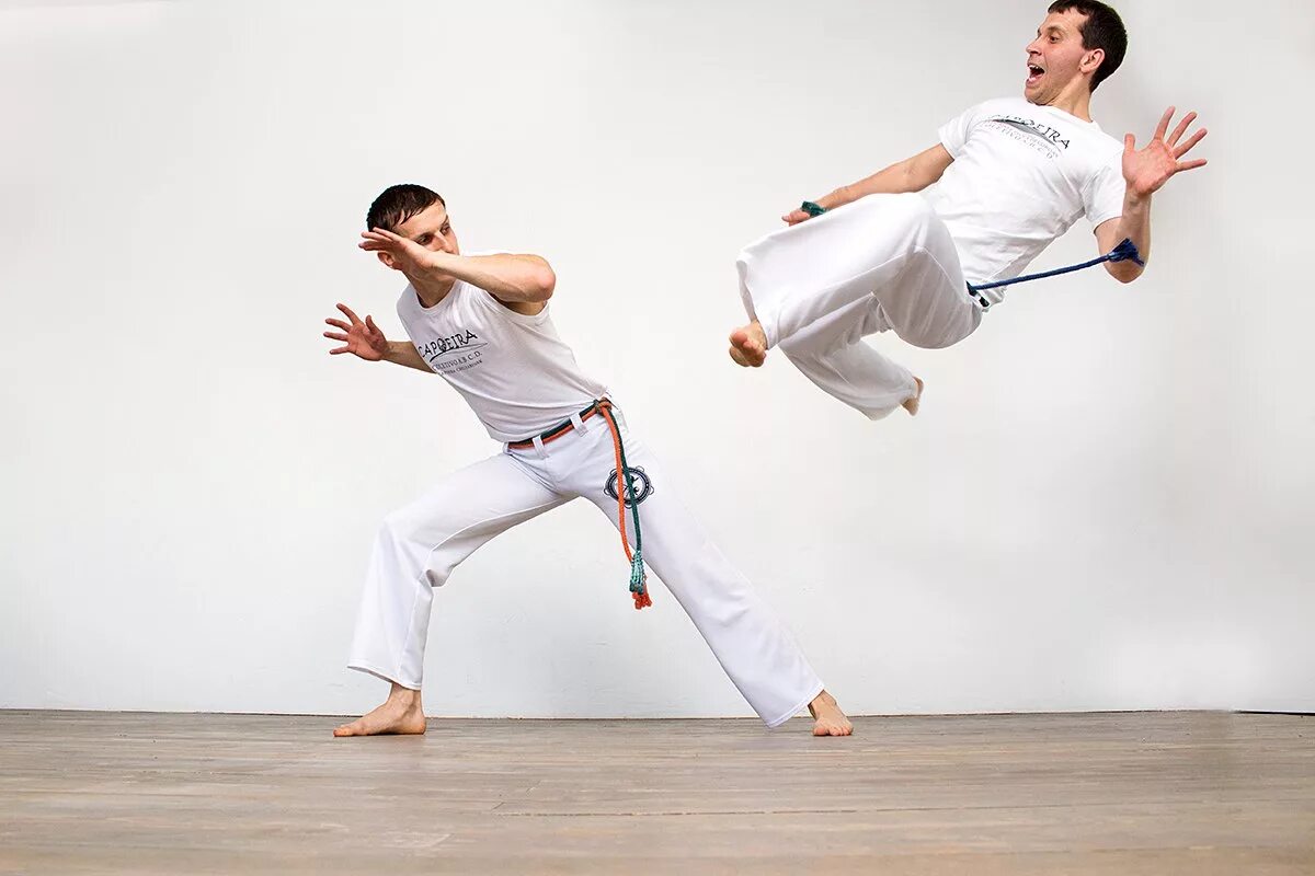 Боевое искусство капуэро. Бразильского боевого искусства капоэйра. Капоэйра бразилия. Рода капоэйра. Рода капоэйра.