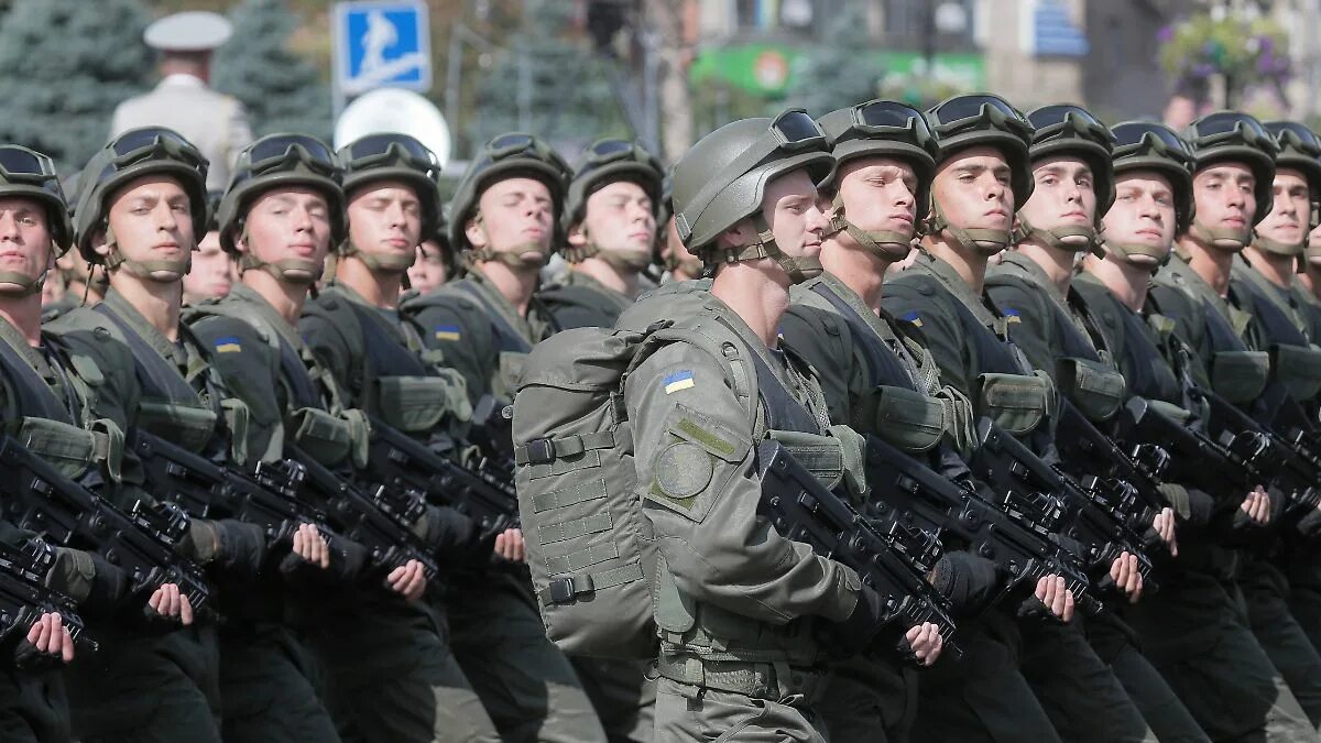 Военная 4 1. Украинский военный парад. Военная форма Нацгвардии. Военная форма Нацгвардии Украины. Парадная форма национальной гвардии Украины.