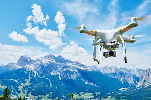 Квадрокоптер в небе фото Idiots with drones shut down the UK’s second largest airport again The Verge