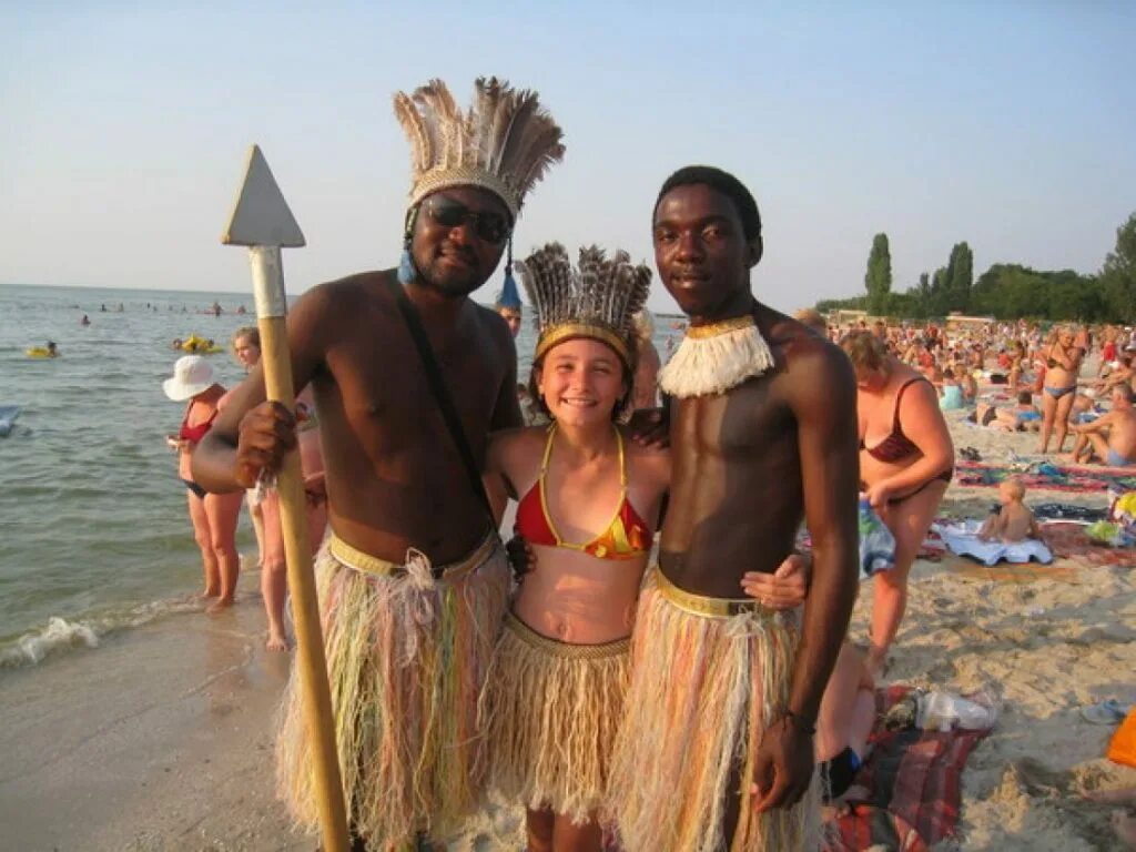 Африканцы юар. Туризм кения масаи. Отдых африканцев. Аборигены на пляже. Отдых африканцев.