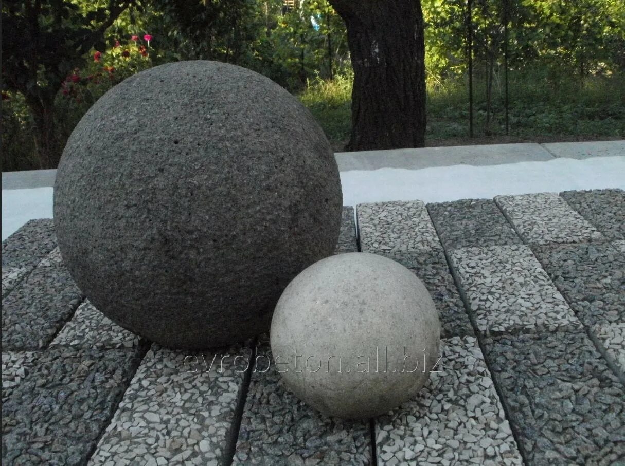 Бетонный шар весит. Бетонный шар для сада. Каменные шары в ландшафте. Сад камней круглый. Декоративный шар для сада.