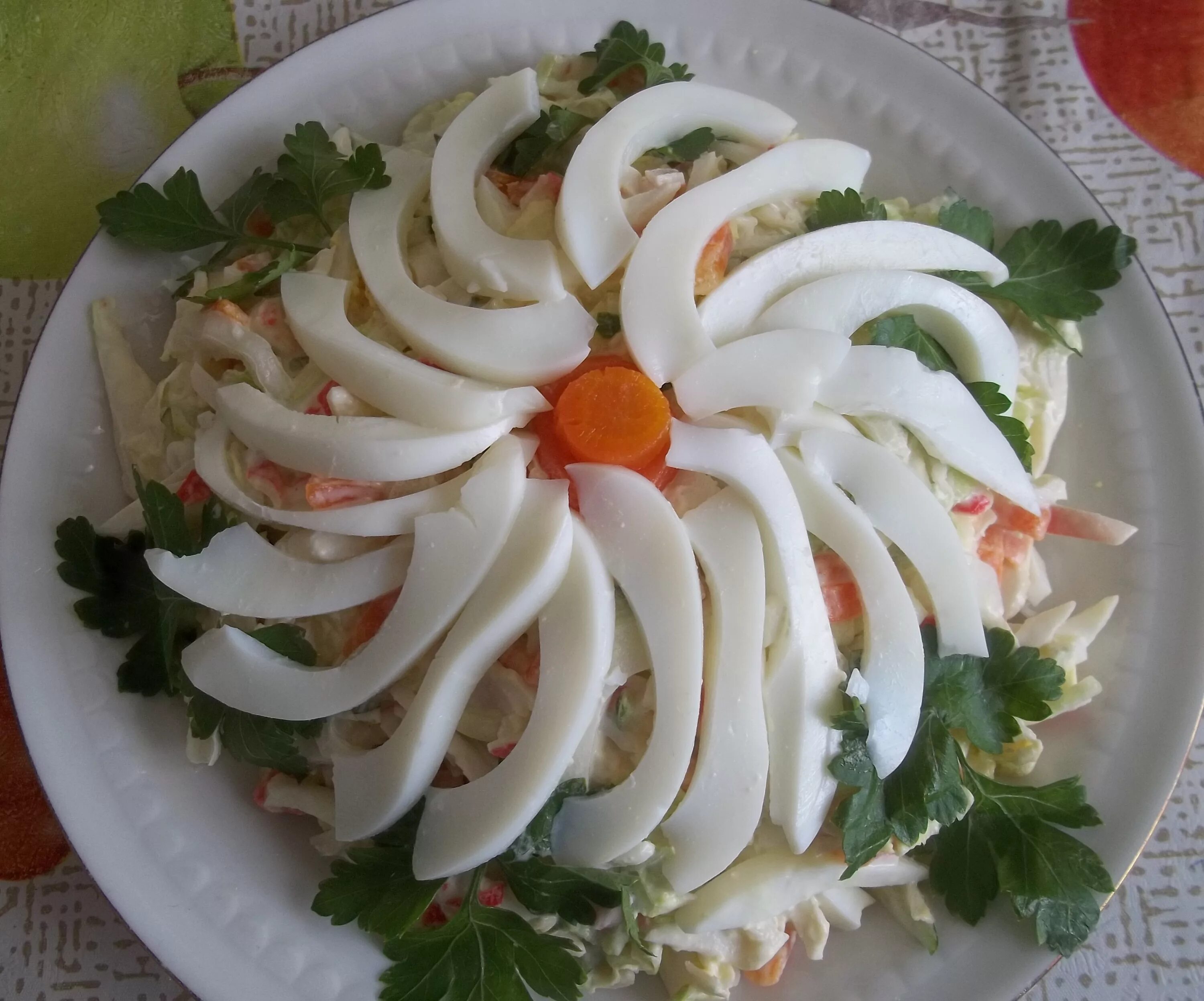 Салаты на праздничный стол кальмары рецепты. Украшение салатов. Украсить салат с кальмарами. Украшение салата с кальмарами. Салат Хризантема.