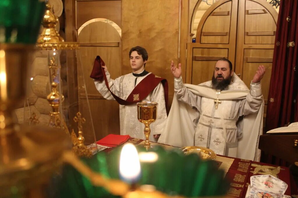 Вечернее богослужение. Воскресная служба в церкви. Боглужение напасзу в храме христа спасителя в москве. Псково-печерский монастырь литургия. Прямая трансляция литургии из храма.