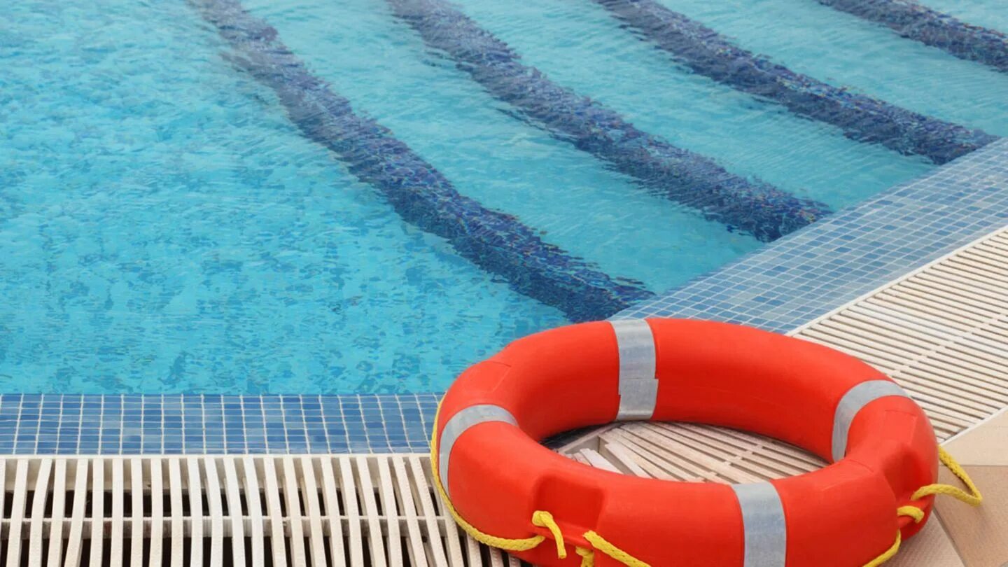 Every pool. Спасатель в бассейне. кресло спасателя для бассейна. бассейн гибли. swimming pool.