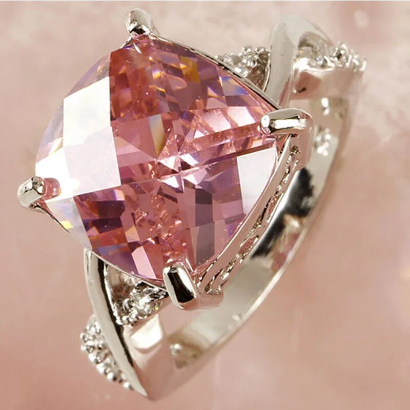 Изделие розовый. Кольцо с розовым топазом. розовый топаз chaumet кольцо. розовый топаз самоцветов. розовый топаз кристалл.