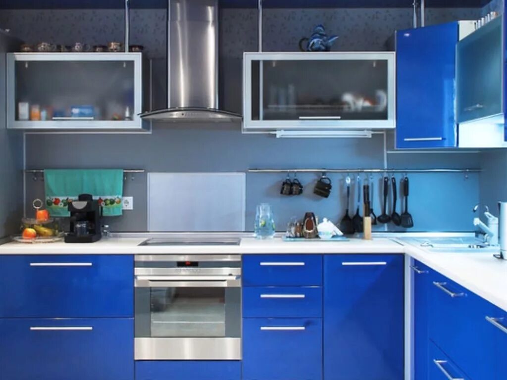 Использование синего цвета. Синяя кухня в интерьере. Кухня в синем цвете. Интерьер в синих тонах. Интерьер гостиной в синих тонах.