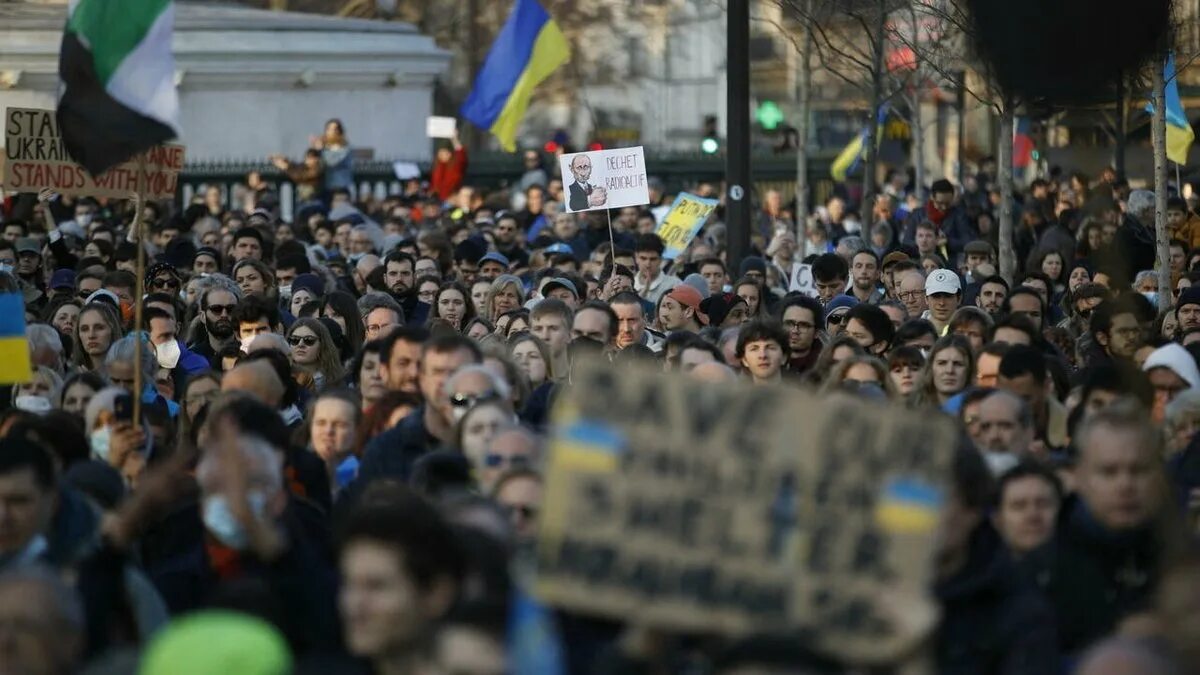 Против нападения. Демонстрации Франция против войны. Французы на войне в Украине. Демонстрации на Украине. Протесты против войны с Украиной.