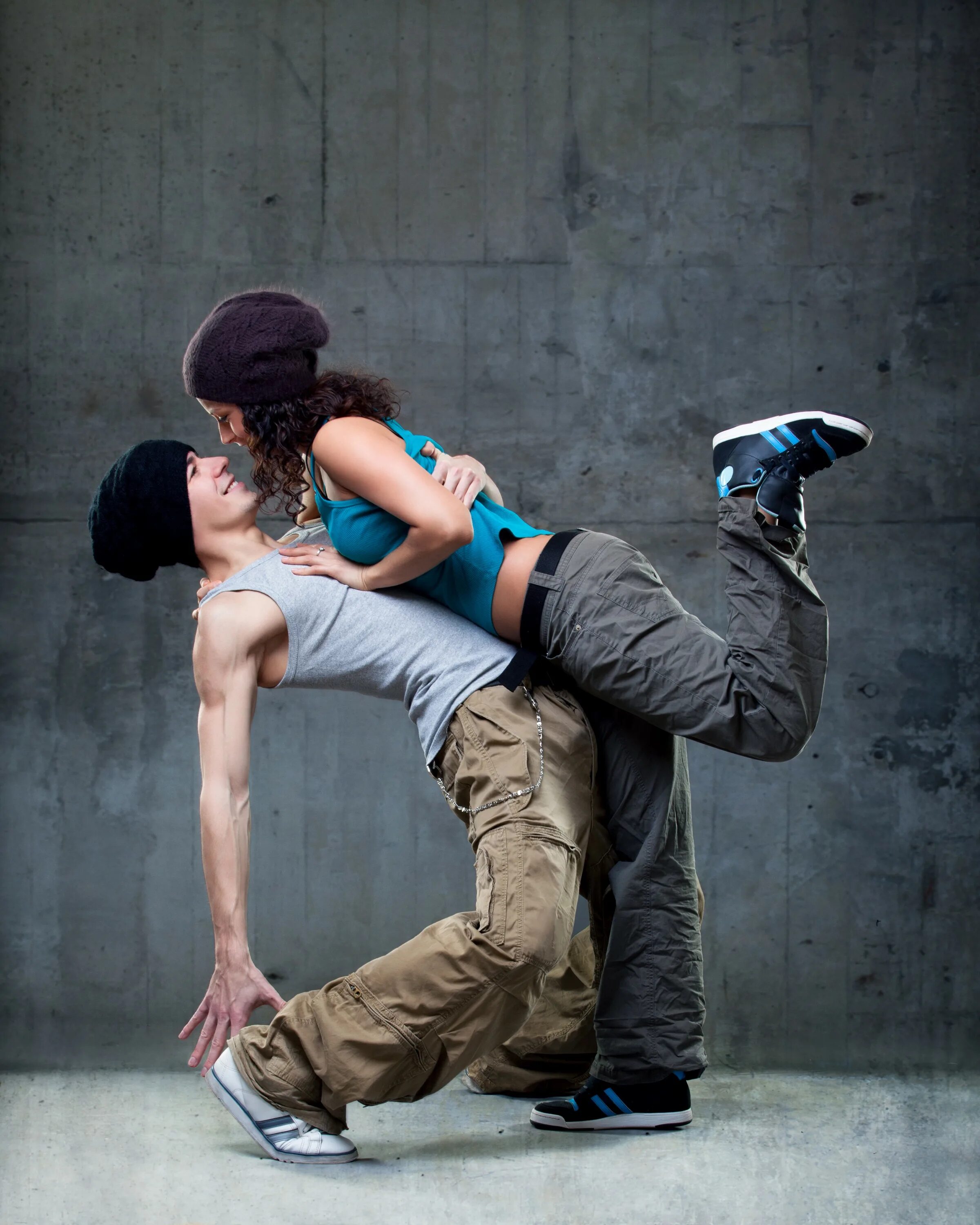 Look they are dancing. Танцы на кухне. Look they are dancing. Find the mistakes. Пара в танце.