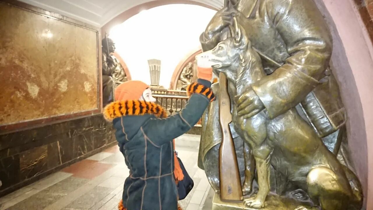 Собака на станции площадь революции. Бронзовая собака на станции метро площадь революции 2025. памятник никиты карацупы на станции метро площадь революции. площадь революции метро. мандарин метро площадь революции.