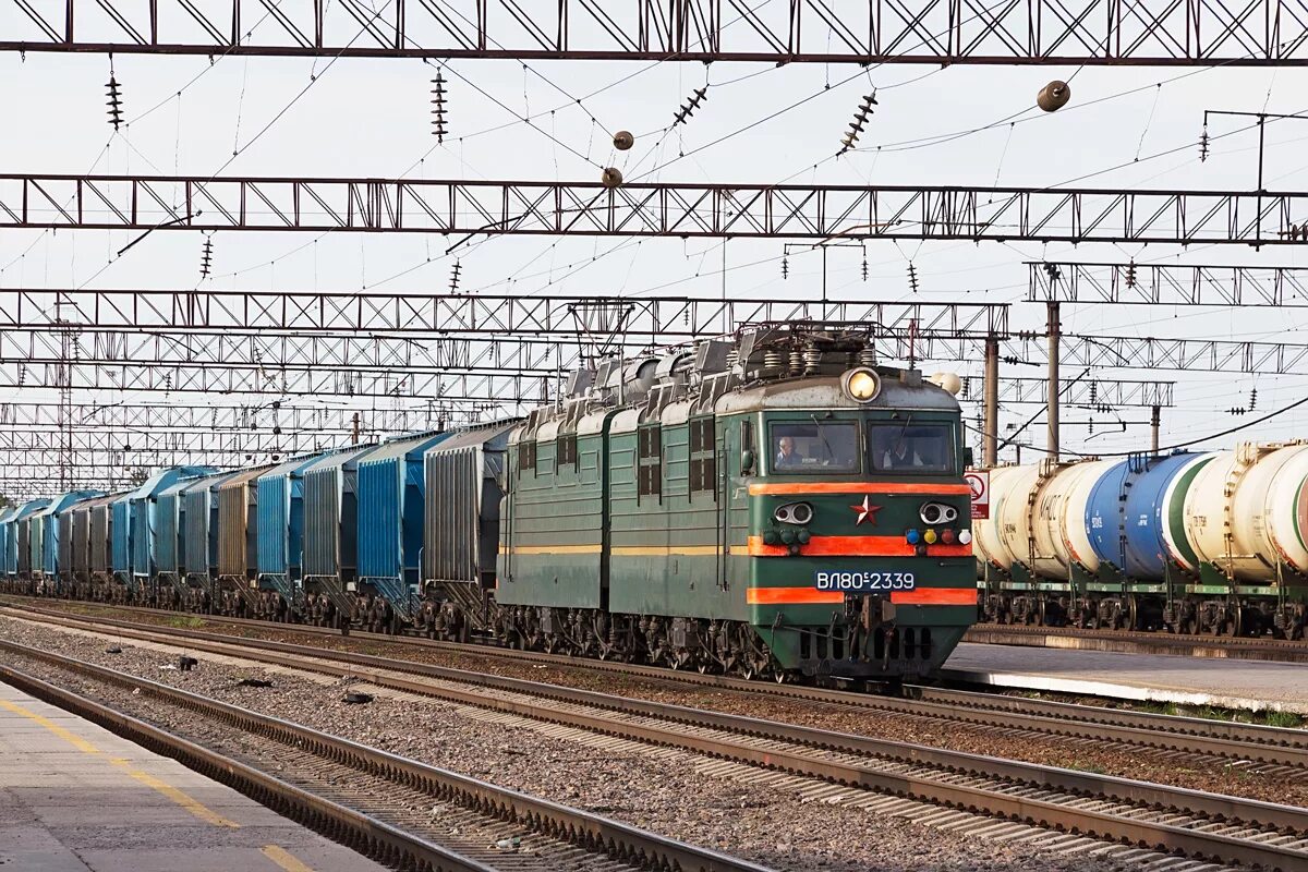 Движение товарных поездов. Вл 80 в станция Чукурсай. Электропоезд вл 80. Электровоз вл 80 с вагонами.