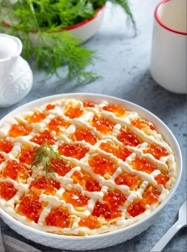 Салат с креветками и икрой. Салат с красной икрой и креветками царский. Салат с красной икрой и креветками царский. Салат королевский с креветками красной рыбой и икрой. Салат королевский.