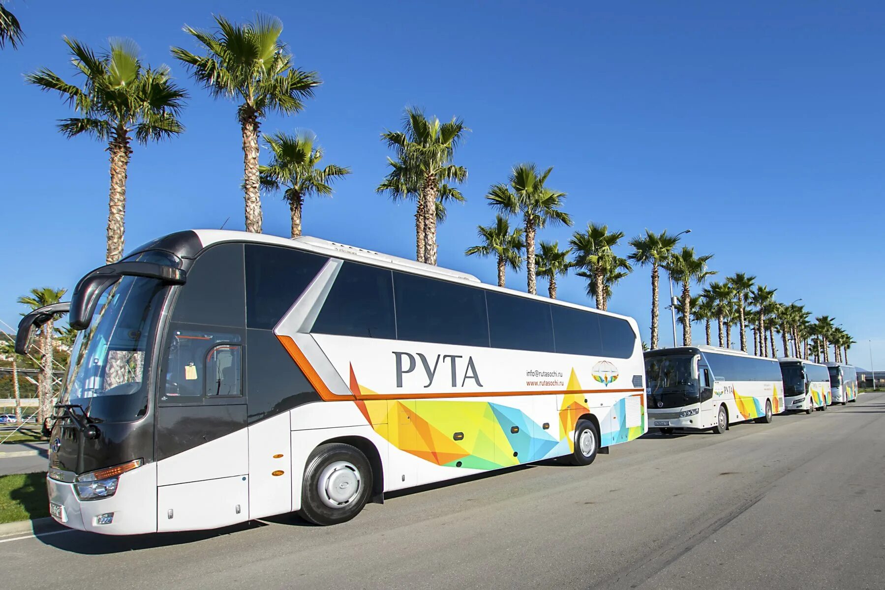 Экскурсионный автобус сочи. Рута тур сочи автобусы. Автобусы сочи. Туры в сочи на автобусе. Автобус матрешка сочи.