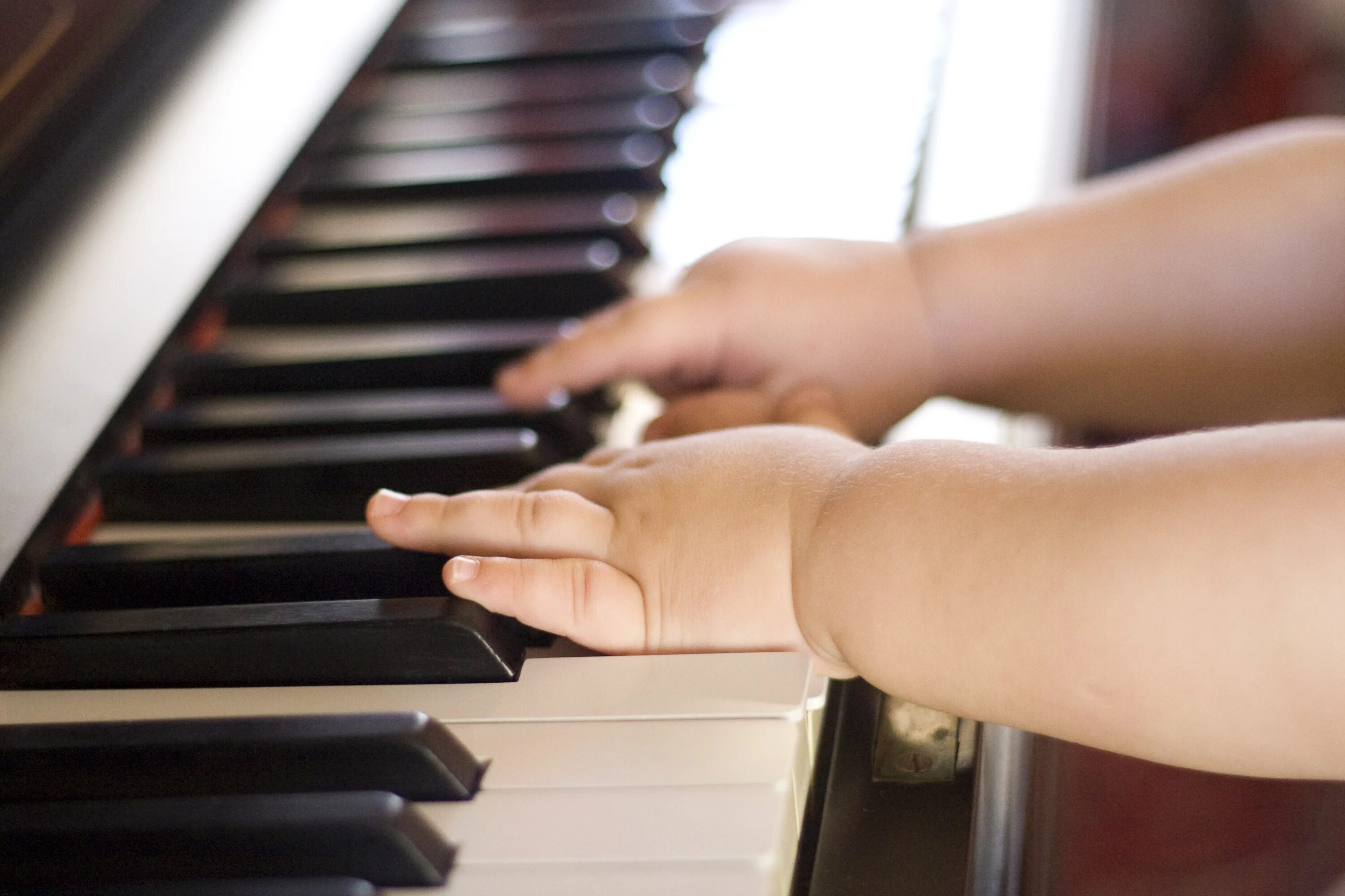 Музыка для школы без слов. Фортепиано. Ребенок за пианино. Ребенок за роялем. Маленький пианист.