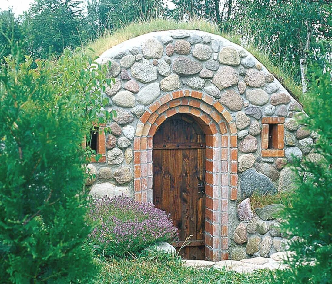 Из какого камня строят. Полузаглубленный погреб. Из какого камня строят. Отделка фасада камнем и деревом. Из какого камня строят.