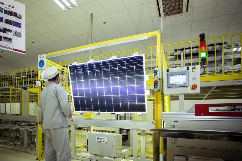 Longi Solar завод. Завод с солнечными батареями. Сборщик солнечных батарей. Производство солнечных панелей