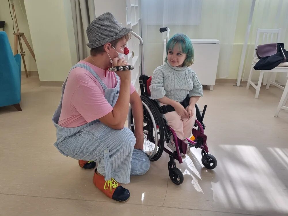 Экспедиция добра. Холл детского хосписа. Экспедиция добра. Клоун в больнице. Волонтерская экспедиция по пути с добром.