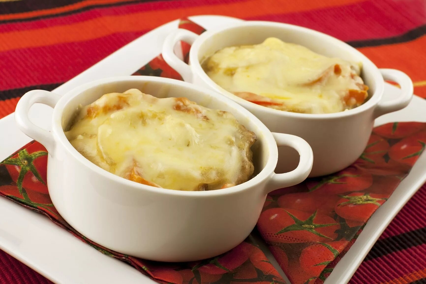 Мясо в горшочках с сыром. Мясо в горшочках с картошкой в духовке с сыром. Блюдо жаркое в горшочках. Картошка в горшочках. Курица с картошкой в горшочке.