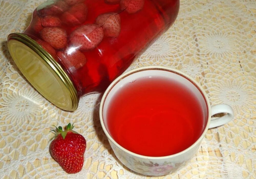 Ягодный лимонад. Клубничный смузи. Домашний сок из клубники. Домашний сок из клубники. Лимонад мохито клубника.