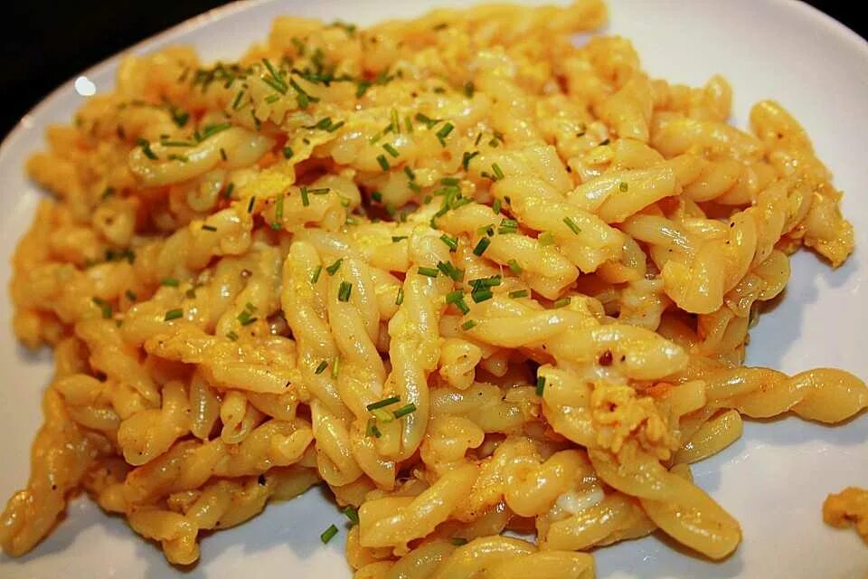 Лапша с яйцом и колбасой. Макароны с яйцом. вермишель с яйцом. макароны с яйцом и сыром. спагетти с яйцом и сыром.
