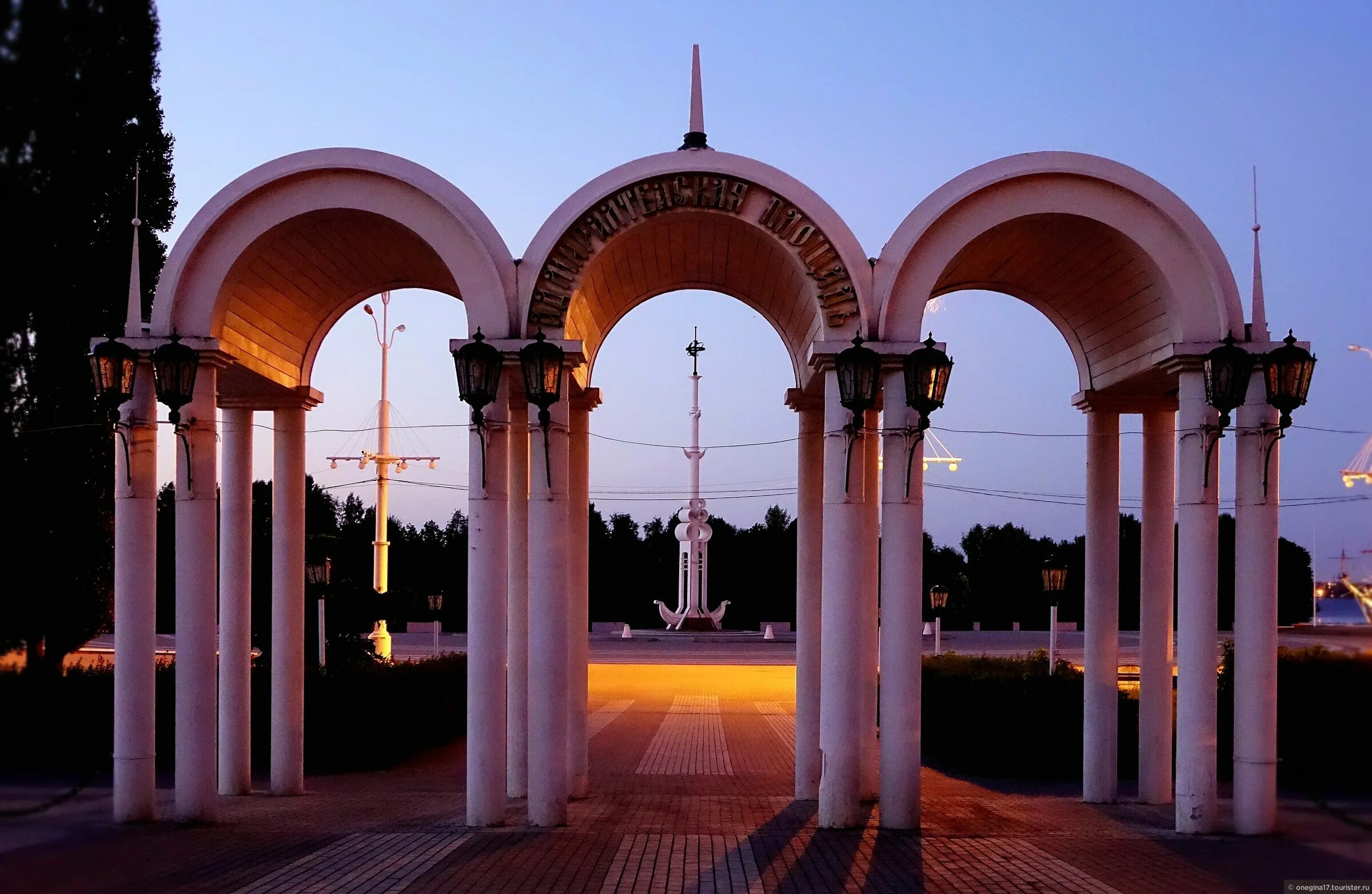 Королев арка. Адмиралтейская площадь Воронеж. Адмиралтейская площадь Воронеж арки. Воронеж арка набережная. Триумфальная арка Воронеж.