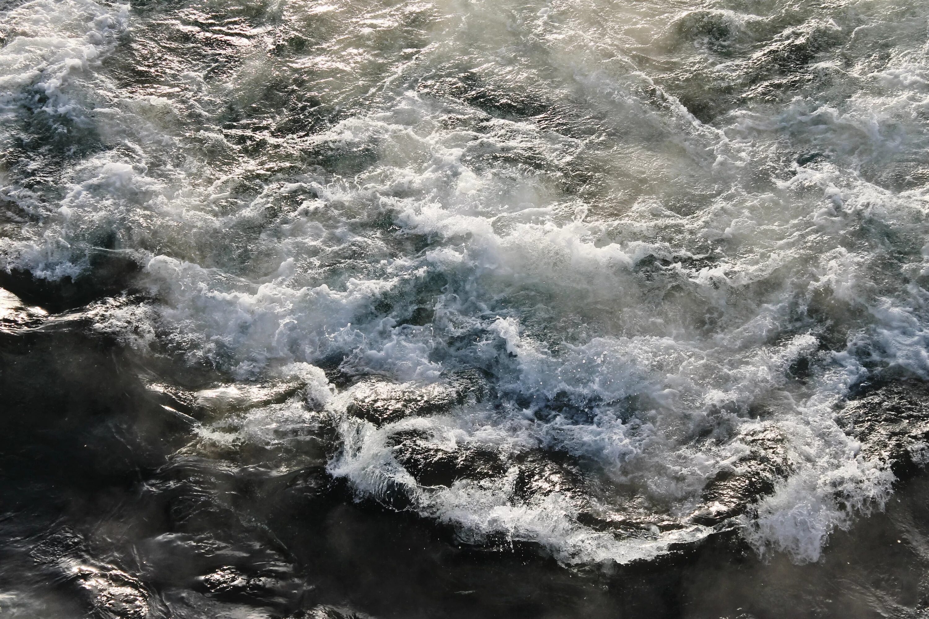 Неспокойными потоками воды. Поток воды. Бурление воды. Бурлящая вода. Вода река.