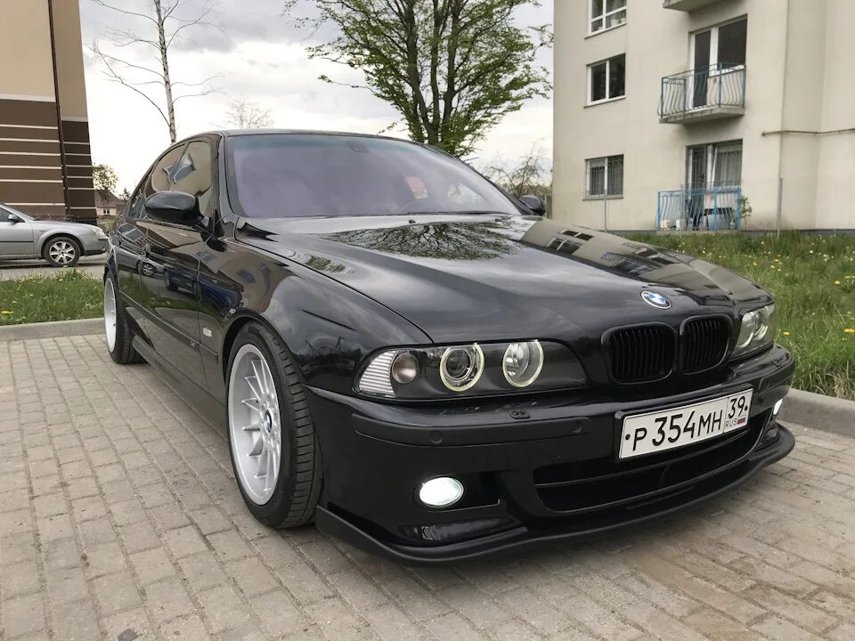 Купить бампер е39. Бампер м тех е39. БМВ е39. Губа BMW e39 CSL. BMW e39 m бампер.