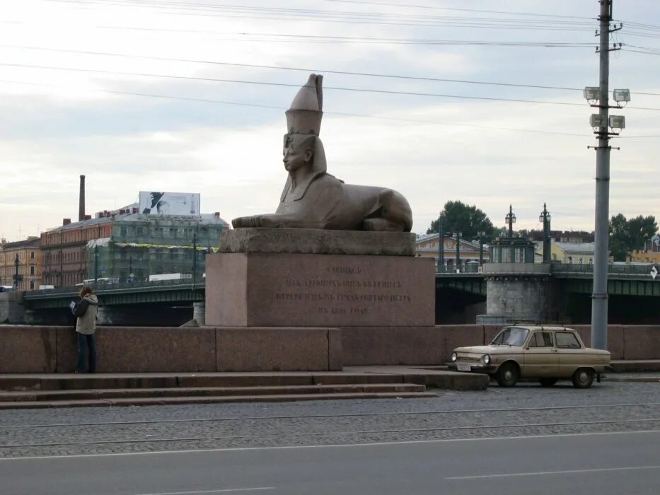 Сфинксы на университетской набережной в санкт петербурге. Санкт-петербург сфинксы на университетской набережной вечером. сфинксы у здания мостотрест в санкт-петербурге. сфинксы на университетской набережной репродукций. петербургская академия художеств сфинксы.