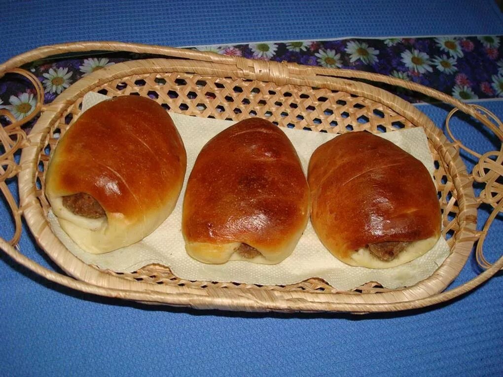 Сосиски в тесте с сыром. Сосиска в тесте. Город в тесте. Пирожки с печенкой печеные. Сосиски в тесте в духовке.