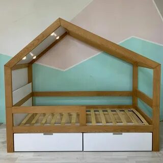 Кровать с крышей