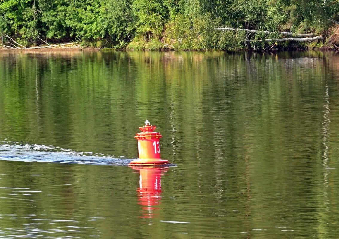 Бакен что это. Красный Бакен. Бакен ВЦ-1 Лиман. Красный Бакен на реке. Белые бакены на реке показывают.