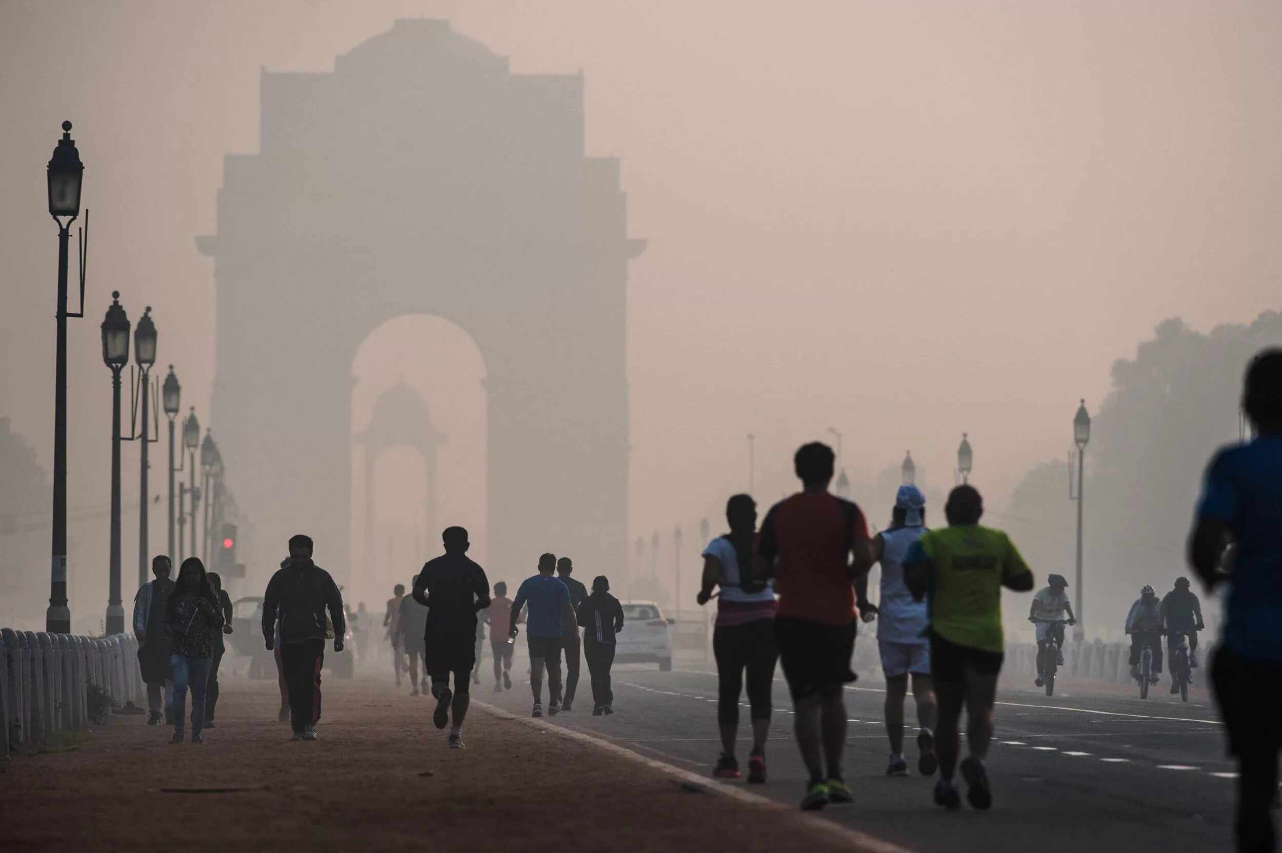 Смог. Нью Дели воздух. Загрязнения воздуха мгла. Смог на улицах больших городов. Деятельность групп смог