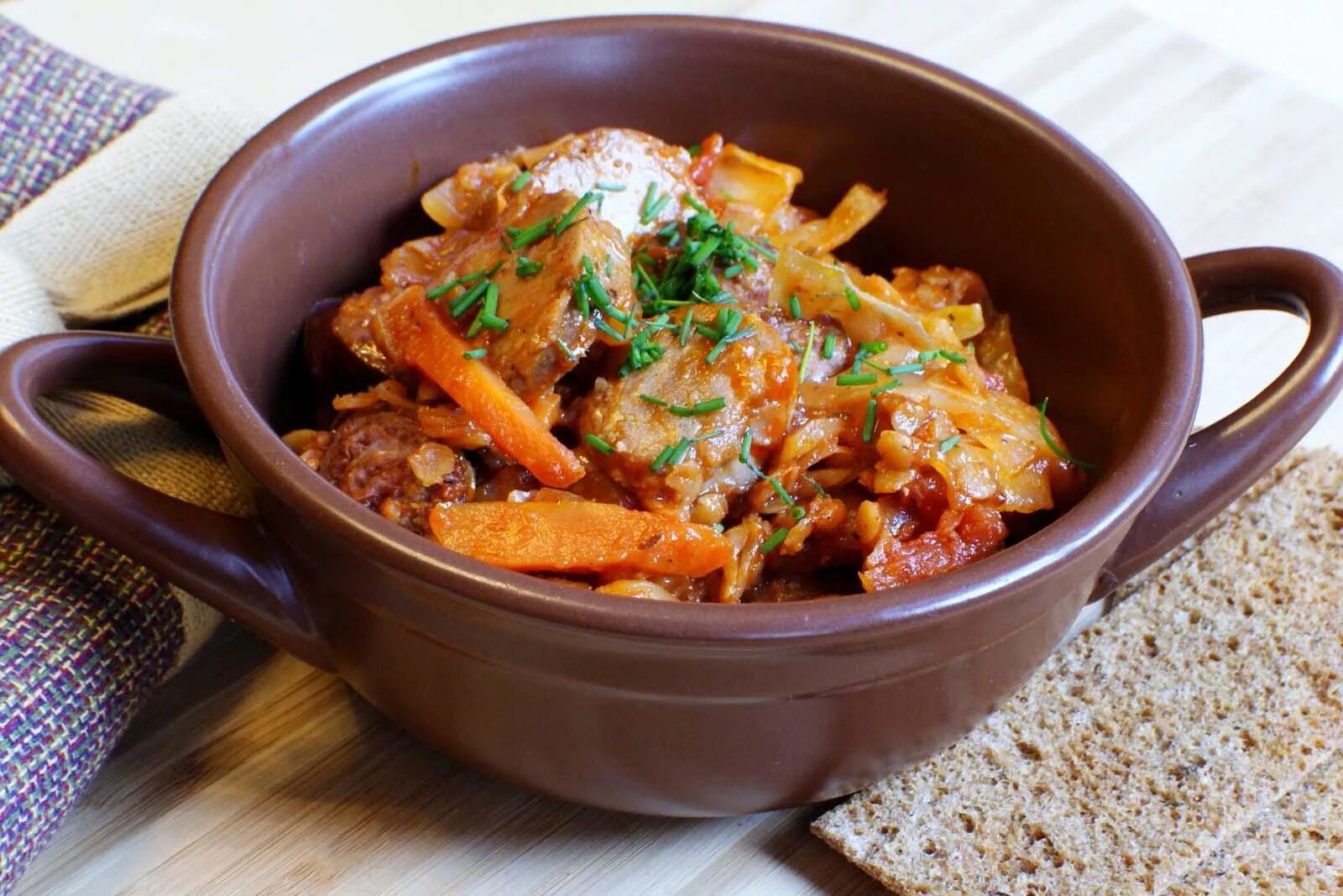 Блюда с капустой мясом и овощами. Гуляш с капустой в горшочке. солянка бигус. жаркое из свинины в горшочках. тушёная свинина в горшочке.