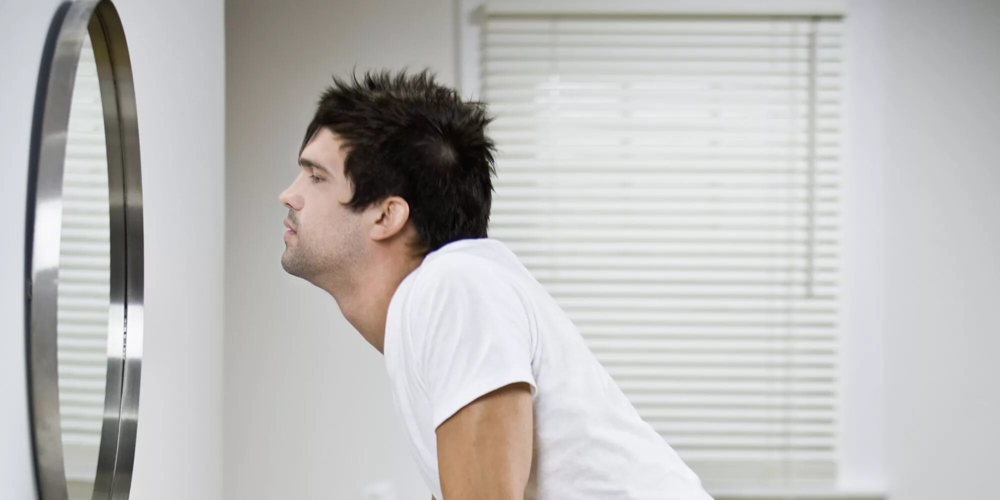 Том харди и джерард батлер. Looking to my hard. Looking to my hard. Мужчика смотрим в зеркало. Рок-н-рольщик (2008).