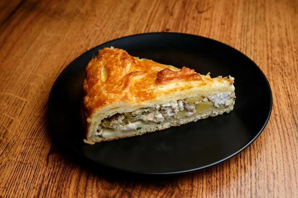 Как называется пирог с курицей. Пирог с курицей и картошкой. пирог с курицей и картошкой в духовке. картофельный пирог с курицей. пирог с курицей и сыром в духовке.