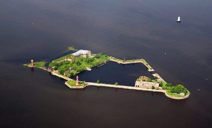 Елагин остров крестовский остров. Форт кроншлот в кронштадте. Питер каменный остров достопримечательности. Река нева в санкт-петербурге. Остров елагина в санкт-петербурге.