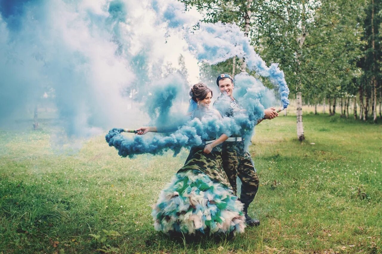 разноцветные девушки фотосессия. лето и дым. фотосет с дымом. свадебная фотосессия с дымом. лето и дым.