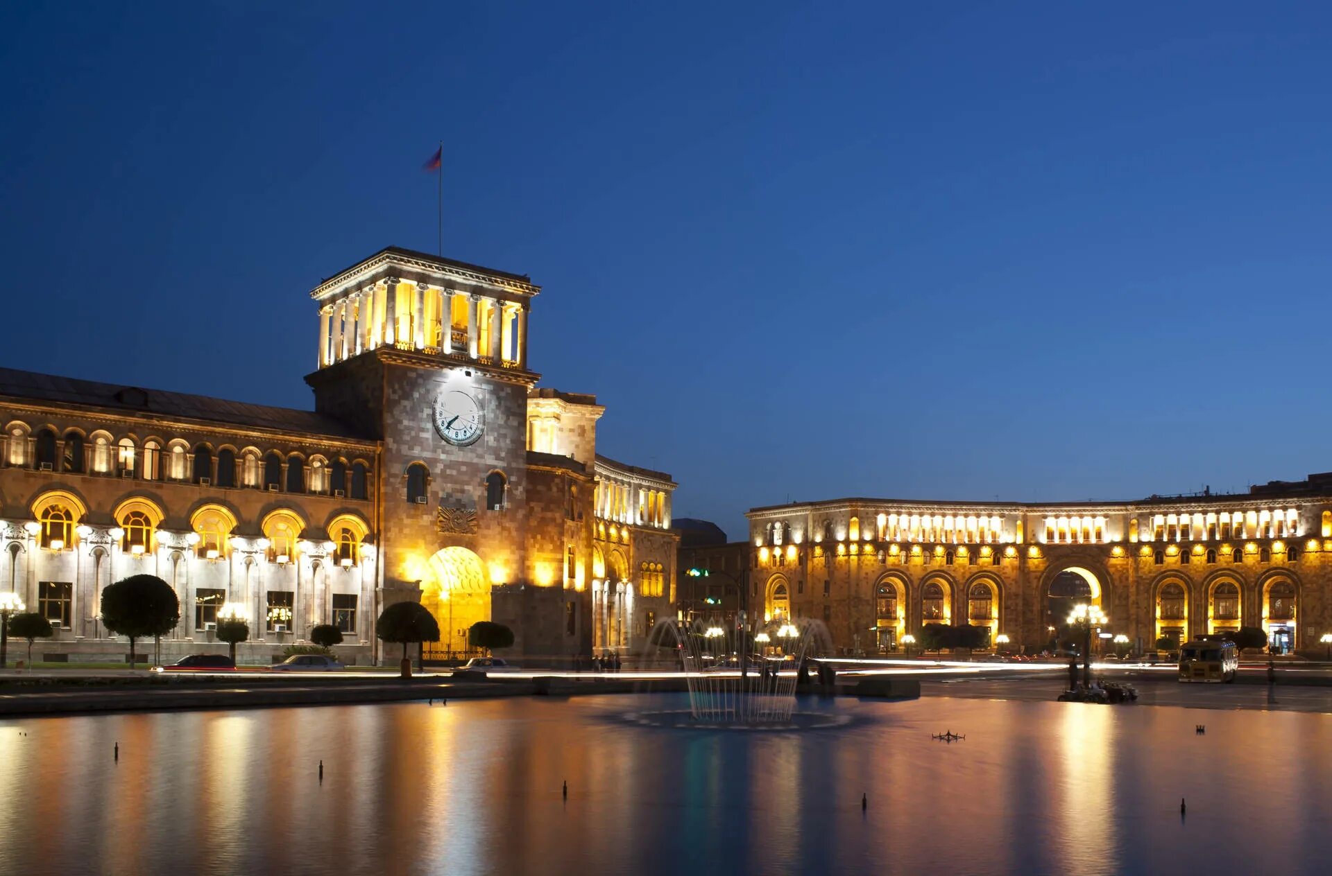 КЕНТРОН Ереван Армения. Republic Square Yerevan. Ереван площадь Республики здание правительства. Национальный исторический музей Армении (Ереван, Армения). Ереван кентрон