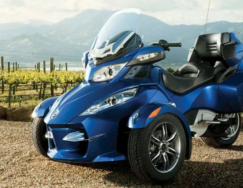 Купить трицикл в рассрочку. Трицикл can am Spyder. Трайк BRP Spyder. Трицикл BRP can-am. Трицикл БРП Спайдер.