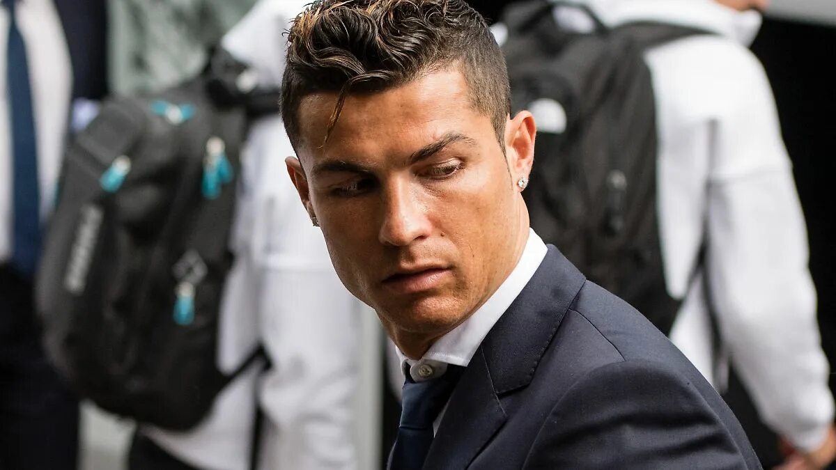 Handsome king...!♡ Cristiano ronaldo hairstyle, Ronaldo haircut, Cristiano ronal
