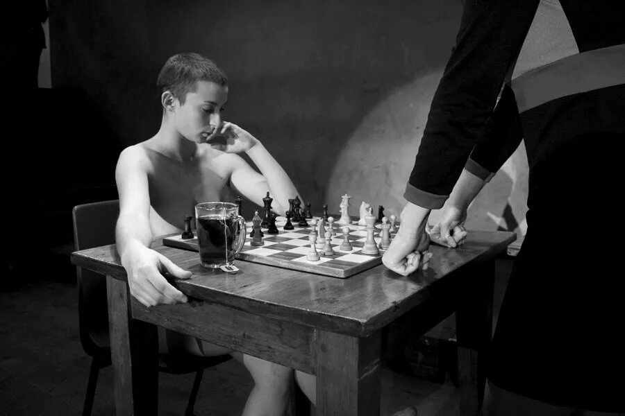 Игра на раздевание пары. Мужчина играет в шахматы. проиграл в шахматы. эротичные шахматистки. играть в шахматы.