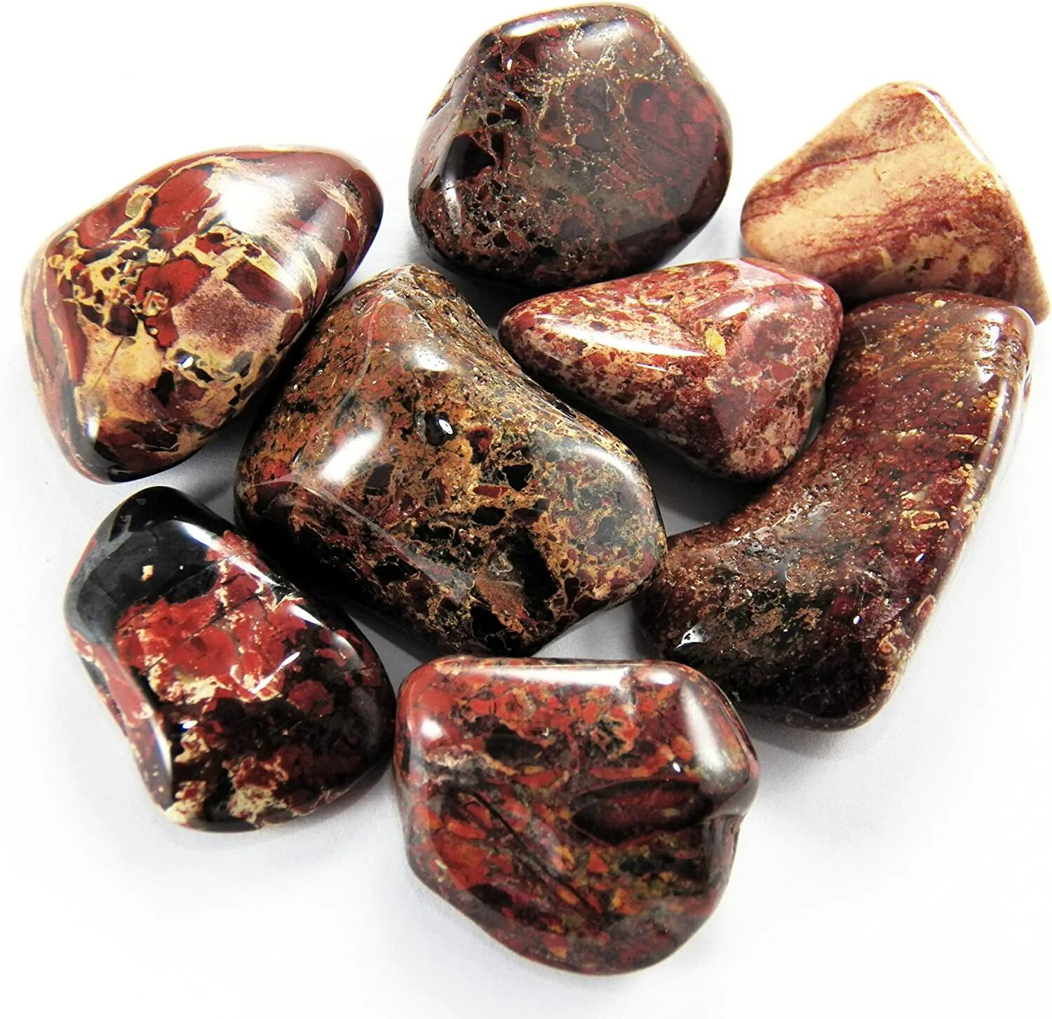 Темная яшма. Яшма кровавик. камень яшма-кровавик. brecciated jasper камень. брекчированная яшма.