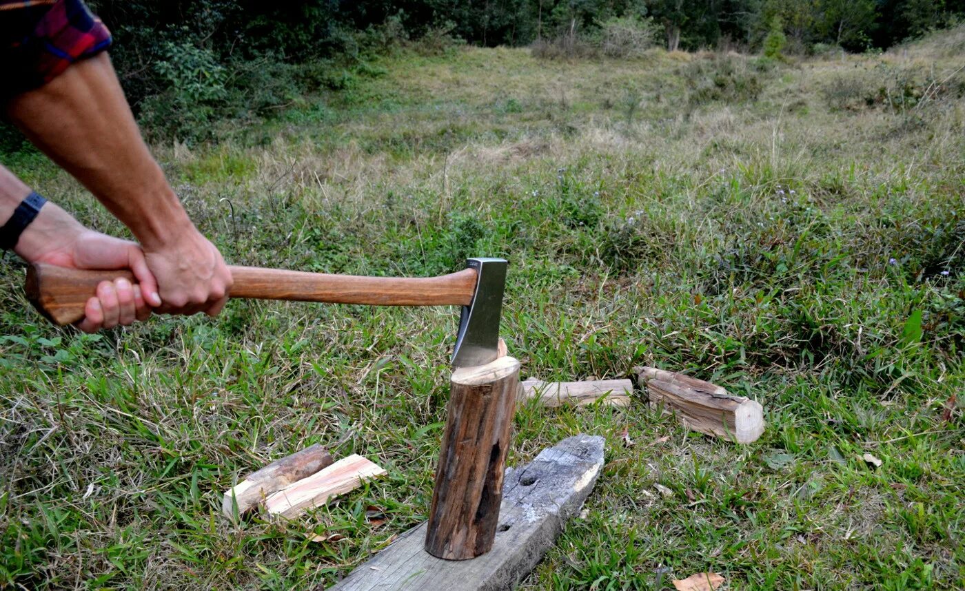Колка дров топором. Топор рубит дрова. Топор для дров. Рубить дрова. Колют топором.
