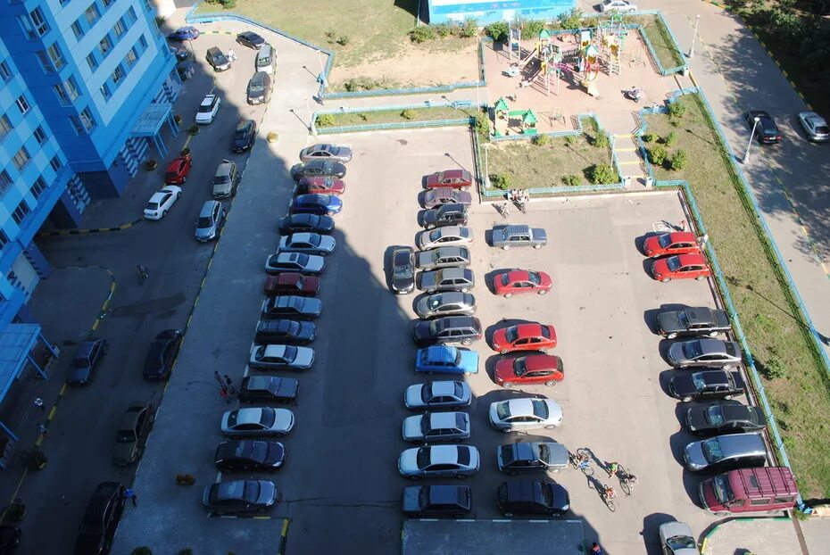 Парковочное место во дворе. Двор вид сверху. Стоянка авто во дворах. Стоянка авто во дворах. Стоянка авто во дворах.