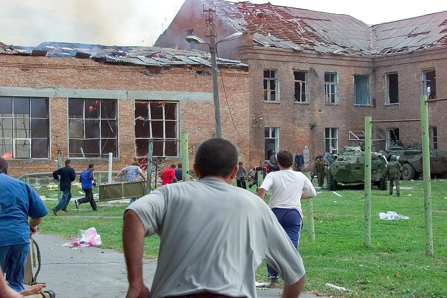 Трагедия в беслане 1 сентября 2004. Беслан 1 сентября 2004 штурм. Теракт в школе 1 сентября в Беслане.