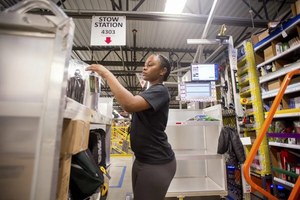 Амазон сотрудники. Амазон что продает. Как работает амазон. Сортировщик на складе. Как работает амазон.