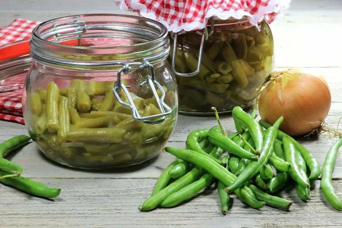 Какую фасоль можно консервировать. Спаржевая фасоль консервированная. фасоль зеленая стручковая консервированная. квашеная стручковая фасоль. фасоль стручковая спаржевая.
